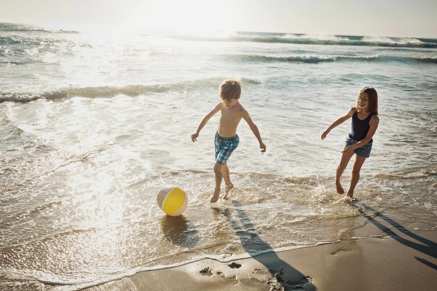 aegypten-familie-kinder-strand-spass-g912051800.jpg