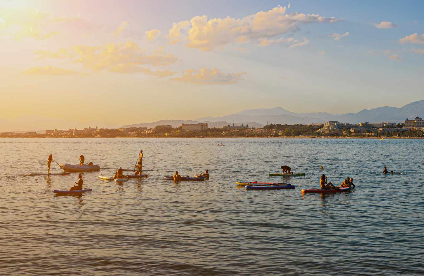 Standup-Paddleboarers vor der Kulisse der Stadt Side