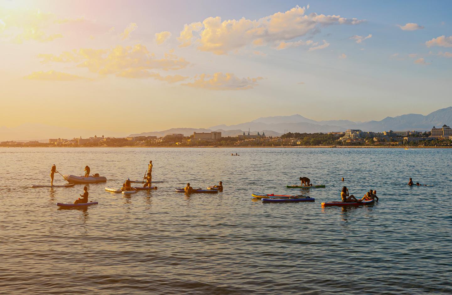 Standup-Paddleboarers vor der Kulisse der Stadt Side