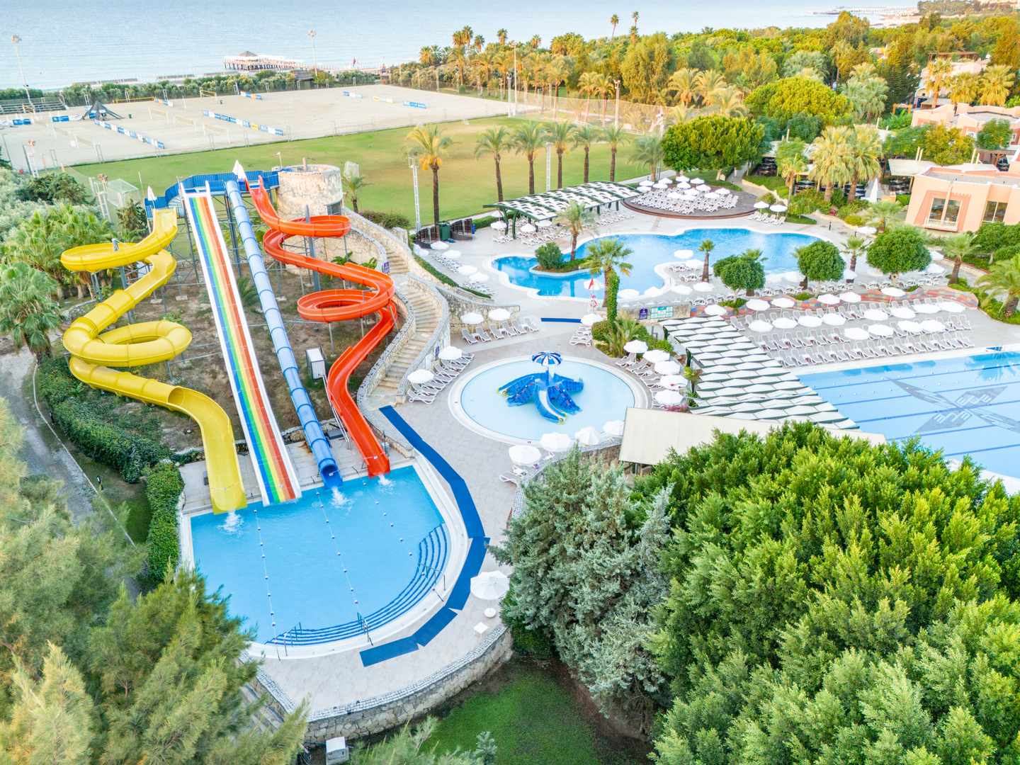 tuerkei-antalya-blue-waters-club-4866-pool-area-1-with-aqua-park-drone-c10-t0046.jpg