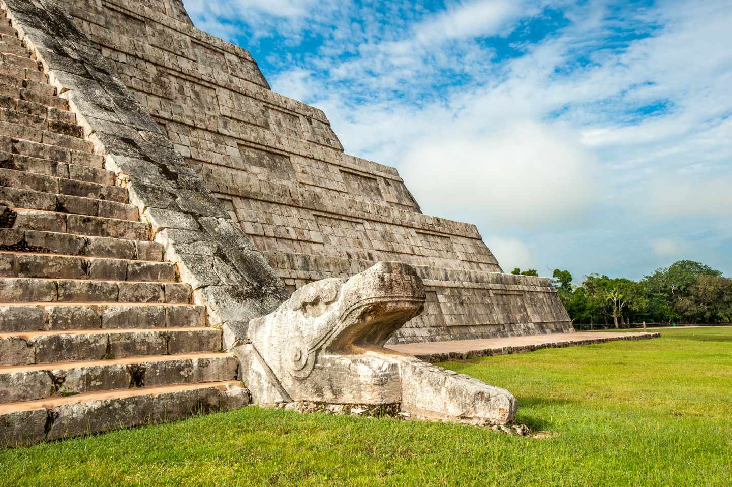 Mexiko-Yucatan-Chichen-Itza-Tempel-der-Kukulkan-Pyramide-g-1132264144.jpg