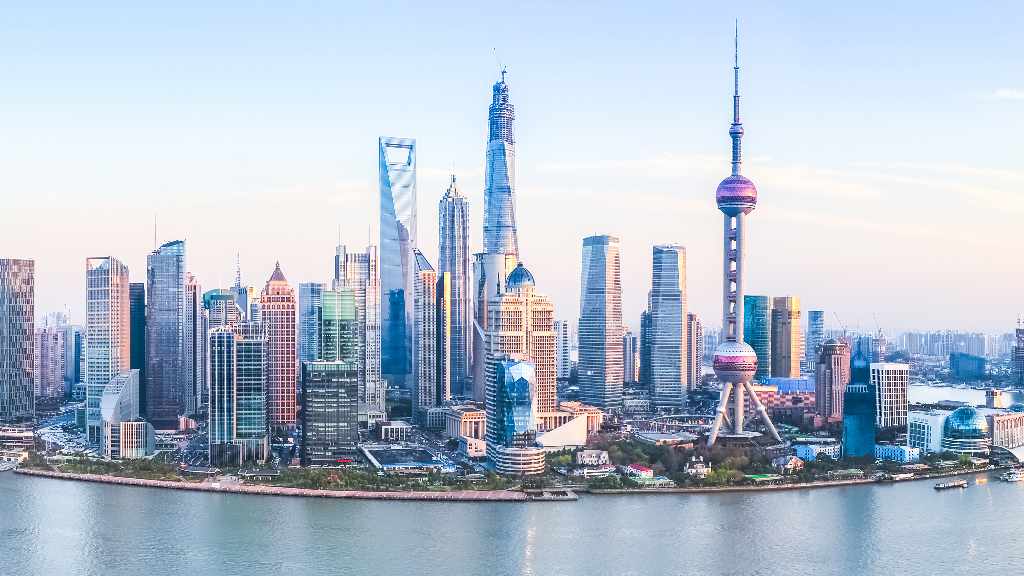 Skyline von Shanghai bei Sonnenuntergang mit Blick auf den Huangpu-Fluss und das moderne Stadtpanorama im Finanzviertel Pudong 