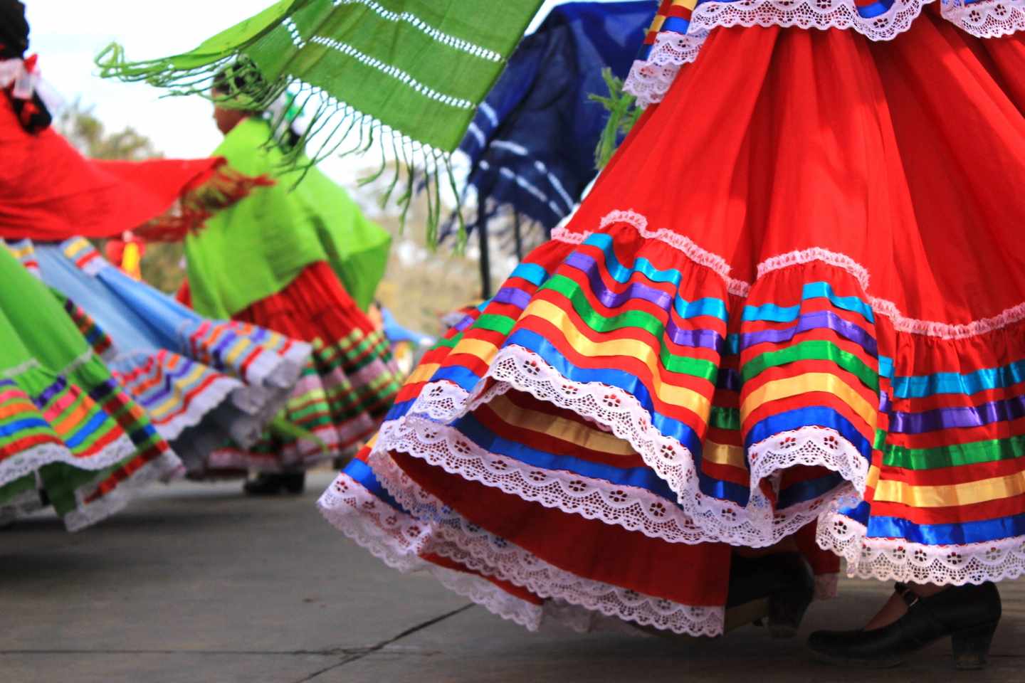 mexiko-feiertage-tanz-bunte-roecke-g-1174686589.jpg