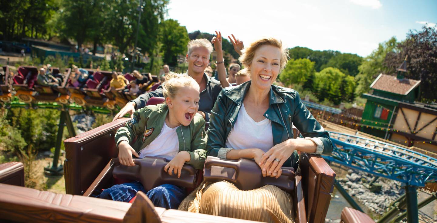niederlande-efteling-mutter-und-tochter-aufmax-und-moritz-achterbahn.jpg