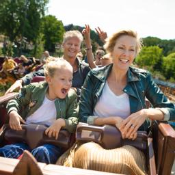 niederlande-efteling-mutter-und-tochter-aufmax-und-moritz-achterbahn.jpg