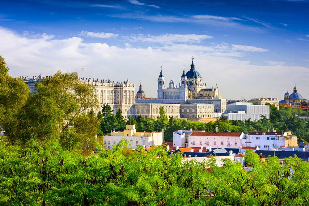 madrid-stadtansicht-almudena-kathedrale-t-467910344.jpg