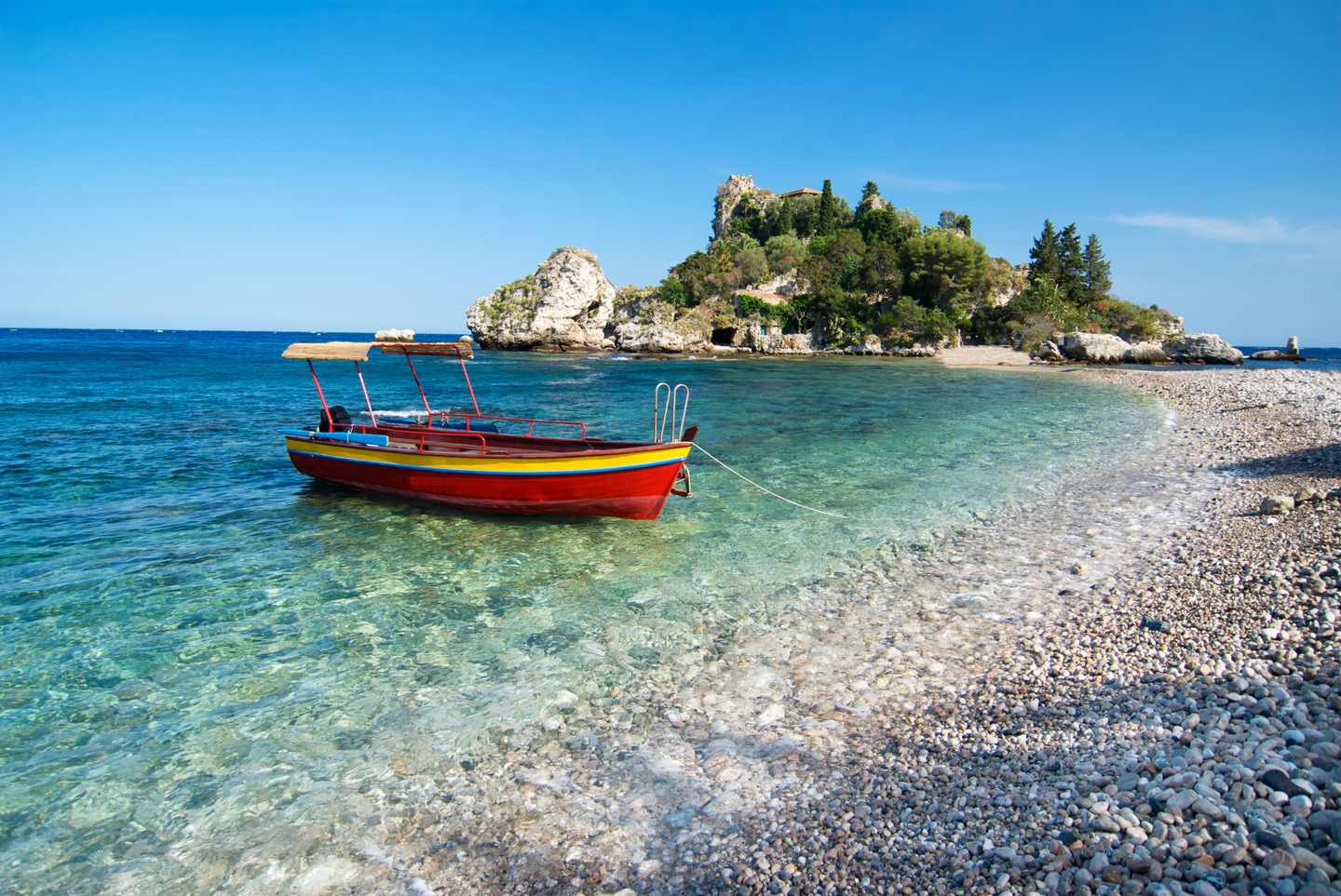 italien-sizilien-isola-bella-boot-auf-dem-meer-g-157405735.jpg
