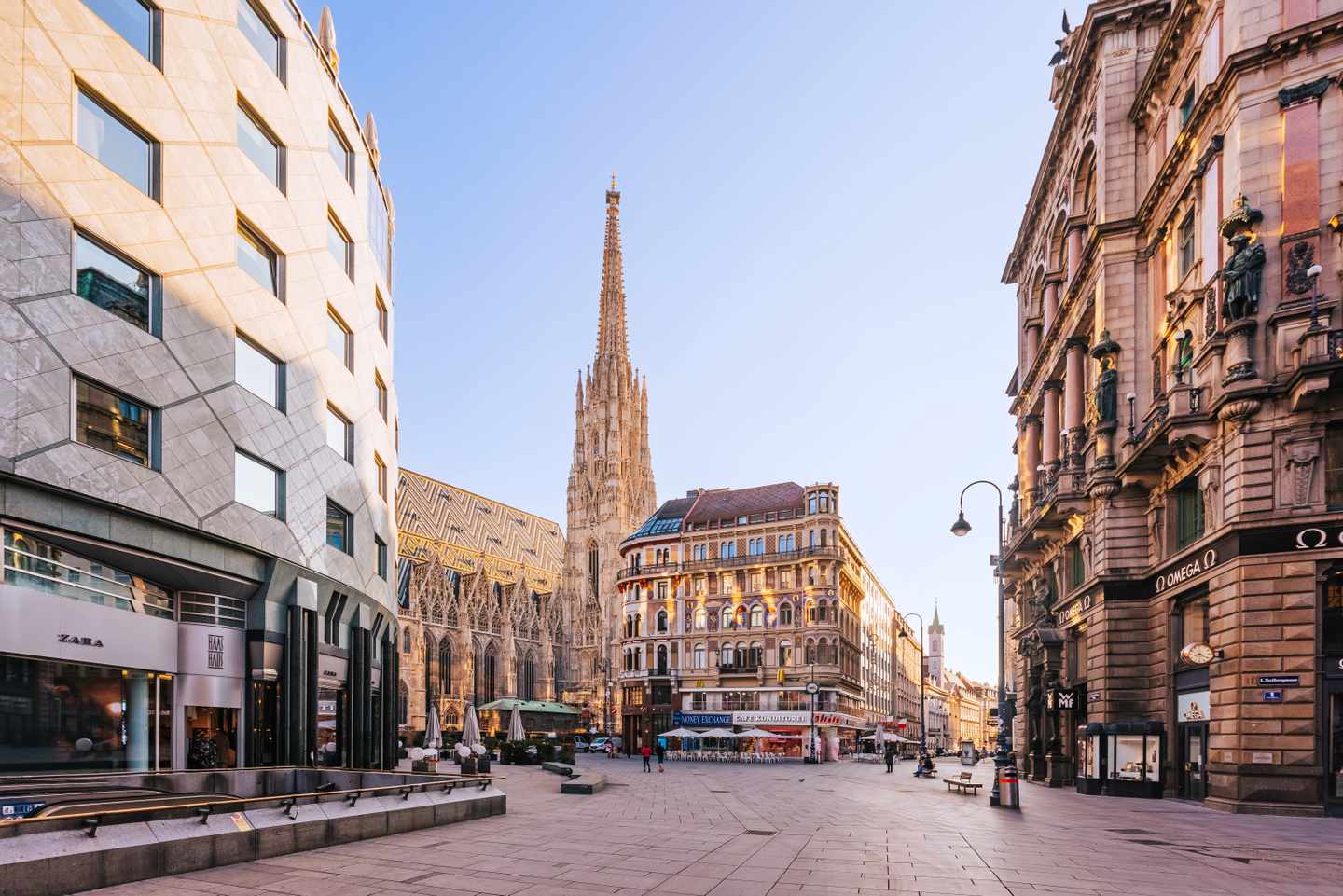 Stephansplatz in Wien mit dem Stephansdom seinem hohen Südturm und dem gemusterten Ziegeldach