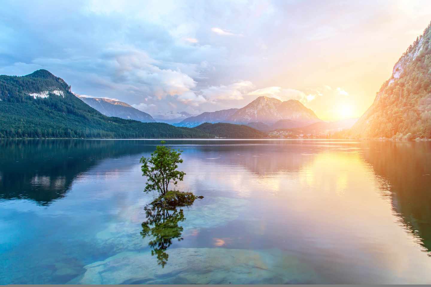 oesterreich-salzkammergut-bergsee-g-516488083.jpg