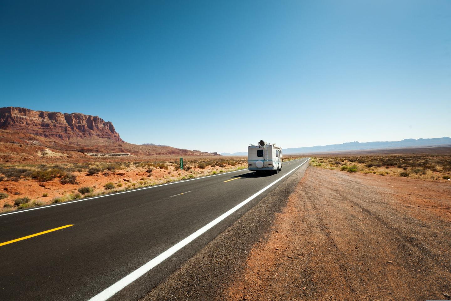 usa-camper-recreation-fahrzeug-fahren-sie-auf-dem-highway-in-western-state-g-175435124.jpg