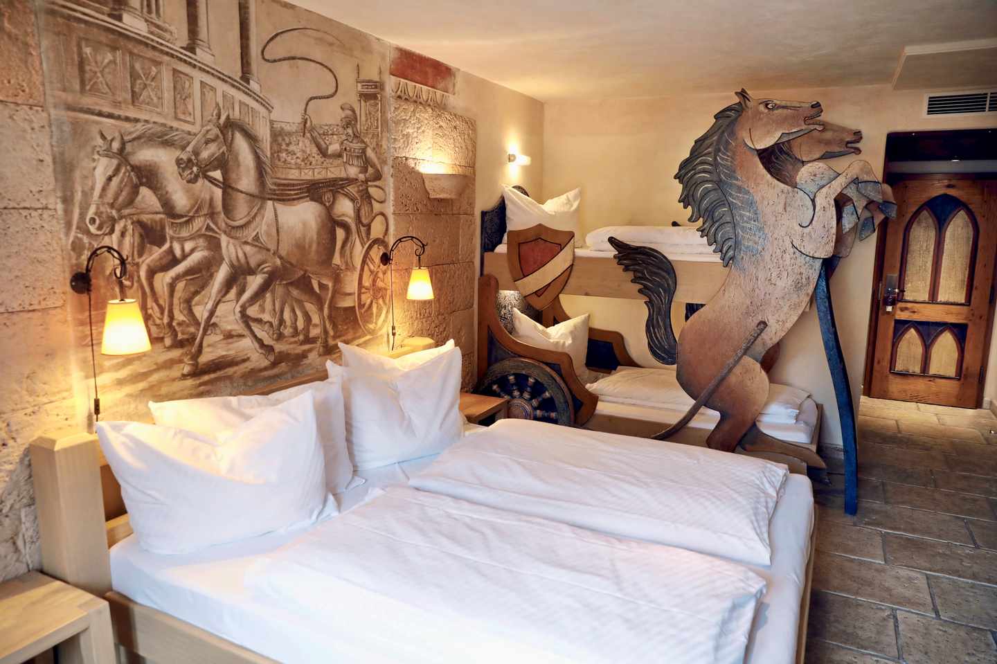 bltf69e646f43b59191-freizeitparks-aussergewoehnliche-hotels-erlebnishotel-colosseo-zimmer-DER1516088.jpeg Ein Zimmer im Erlebnishotel Colosseo im Europa-Park