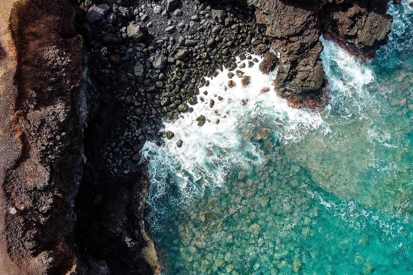 spanien-lanzarote-vulkanstrand-mit-steinen-1341521912.jpg
