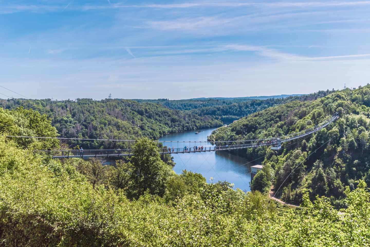 blt95037aaf27749a3b-deutschland-harz-rappbodetalsperre-stausee-mit-ha_gebru_cke-g-1406196713.jpg Die Hängebrücke Titan verläuft über den Stausee der Rappbodetalsperre
