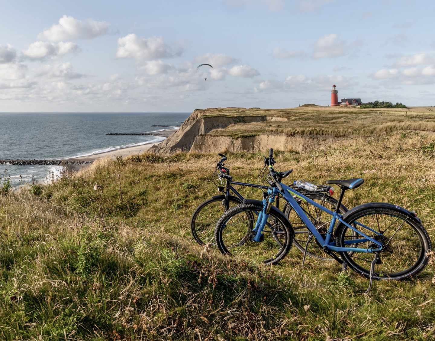 daenemark-leuchtturm-auf-bovbjerg-fyr-mit-fahrraedern-g-1390682308_bearbeitet.jpg