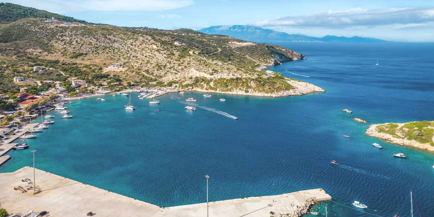 griechenland-zakynthos-agios-nikolaos-fischerdorf-hafen-bucht-boote-s-2561373979.jpg