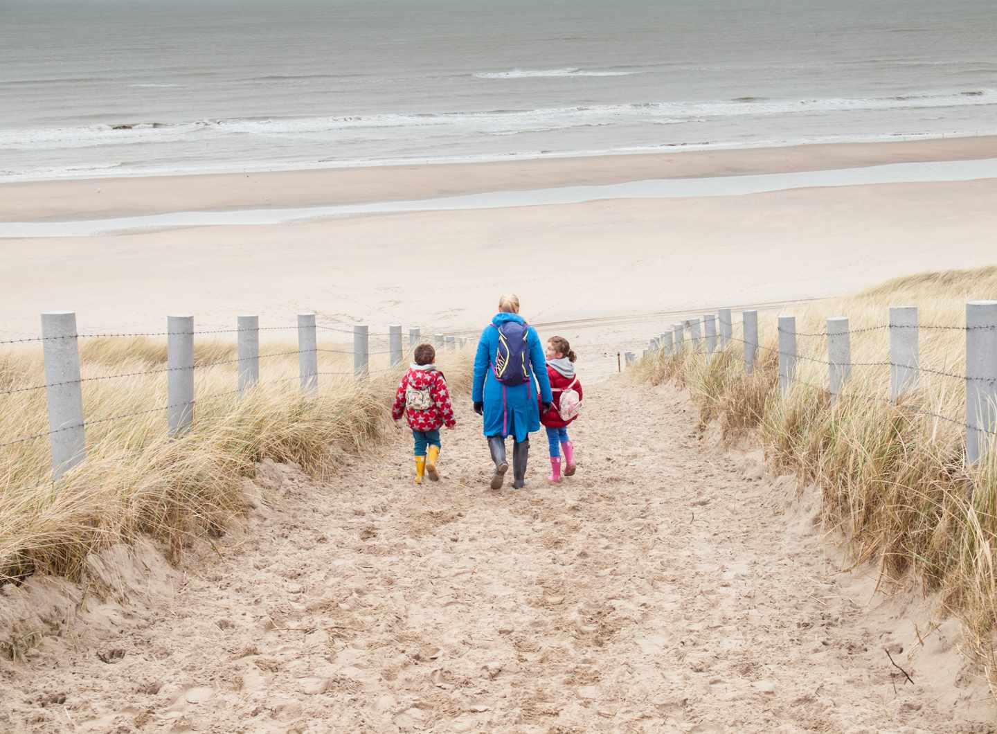 familie-strand-winter-g-467452163.jpg