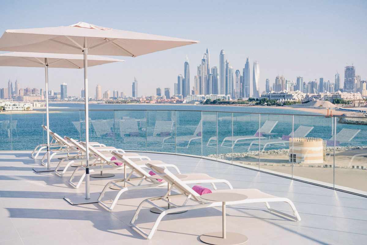 bltb15ca8b67a480584-vae-dubai-hotel_w_dubai_the_palm-d-D22G2223_8.jpg Dubai W-The Palm Hotel: Pool und Aussicht auf Skyline