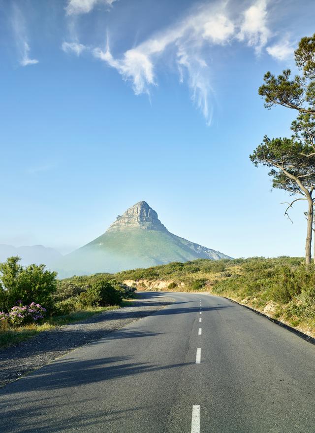 Rundreisen Südafrika Leere Straße die zum Berg Lions Head in Kapstadt in Südafrika führt