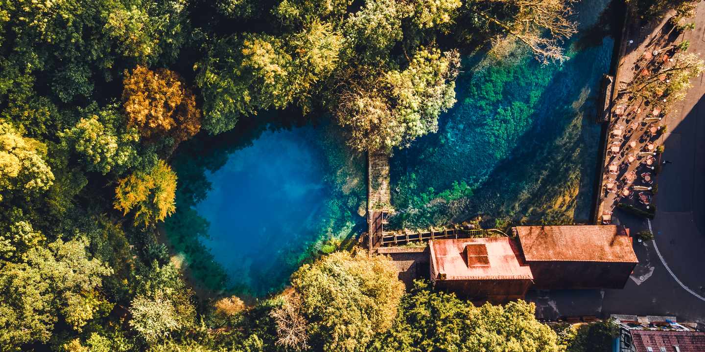 deutschland-baden-wuerttemberg-blaubeuren-blautopf-luftaufnahme-reisetipps-g-1436676669.jpg