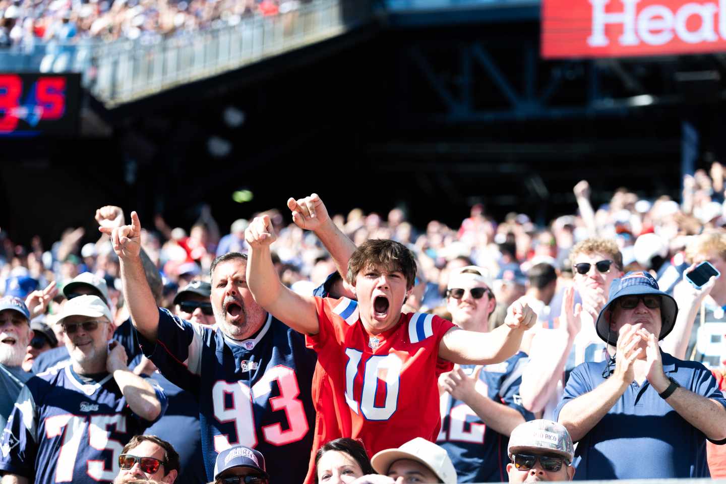 blta82fdd615fb90cc8-nfl-patriots-fans-CP-092825_Adler2222.jpg Patriots Fans feiern