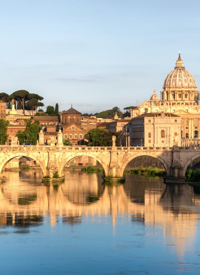 Wochenend Städtetrip italien-rom-st-peters-basilika-bei-sonnenaufgang-g-927441098