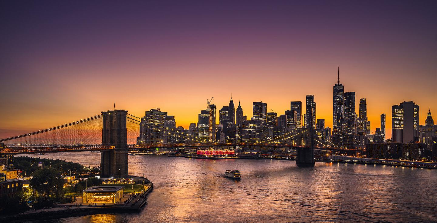 usa-new-york-skyline-von-brooklyn-bridge-bei-sonnenuntergang-g-1125499778.jpg