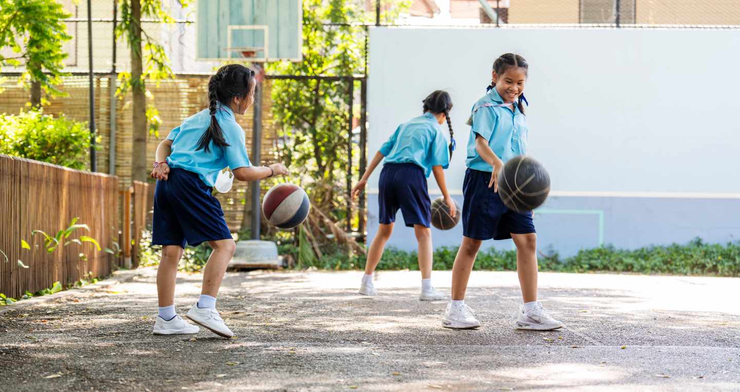 thailand-schülerinnen-spielen-basketball-g-2158881676.jpg