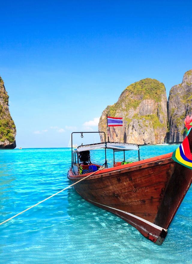 Reisekalender September. Langboot in der Maya Bucht von Thailand.