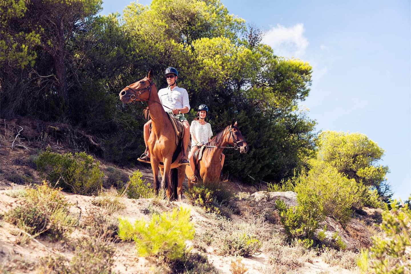 spanien-mallorca-osten-via-verde-paar-reitet-mit-pferden-auf-reitweg-g-531927159.jpg