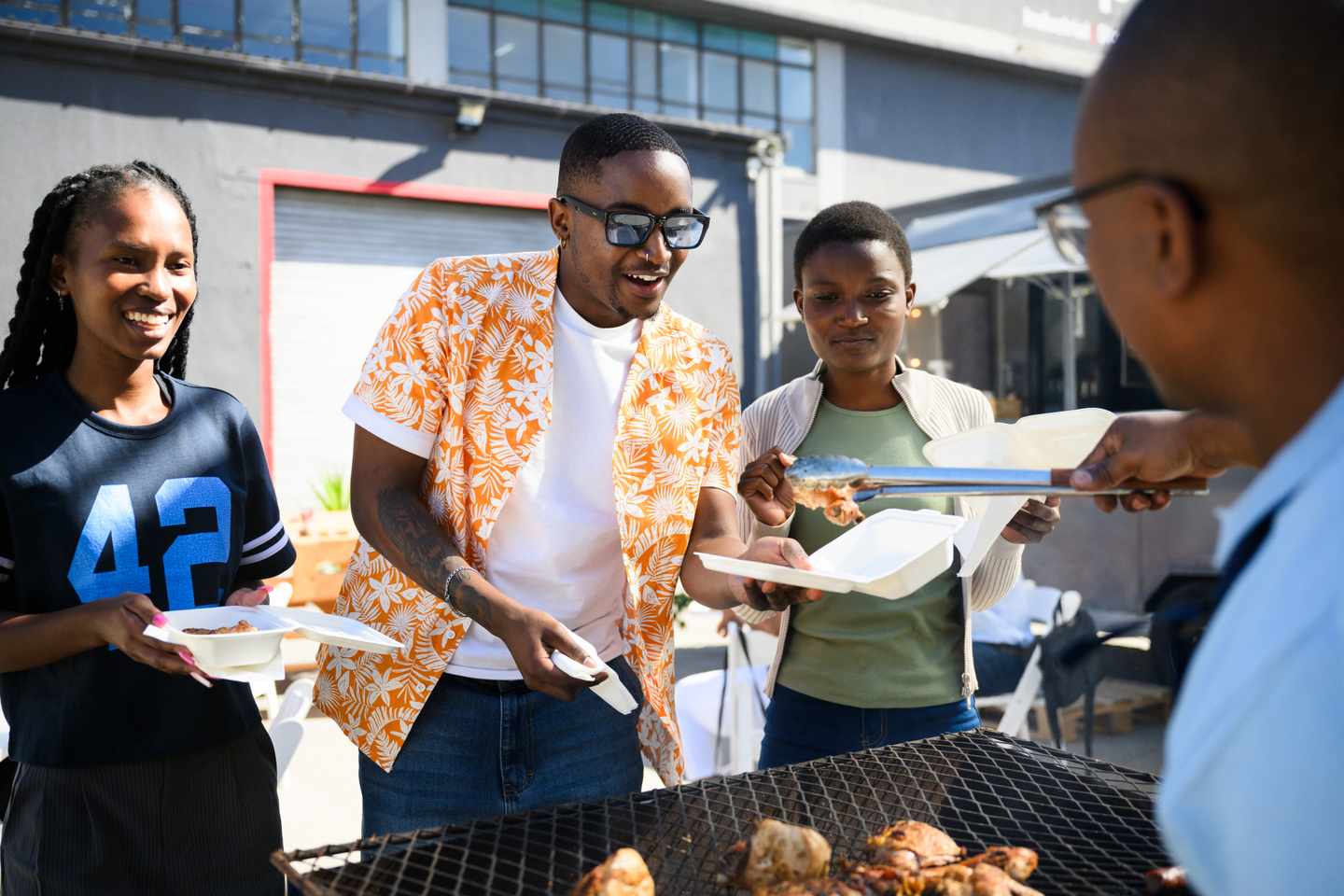suedafrika-studenten-strassenverkaeufer-fleisch-g-2155981692.jpg