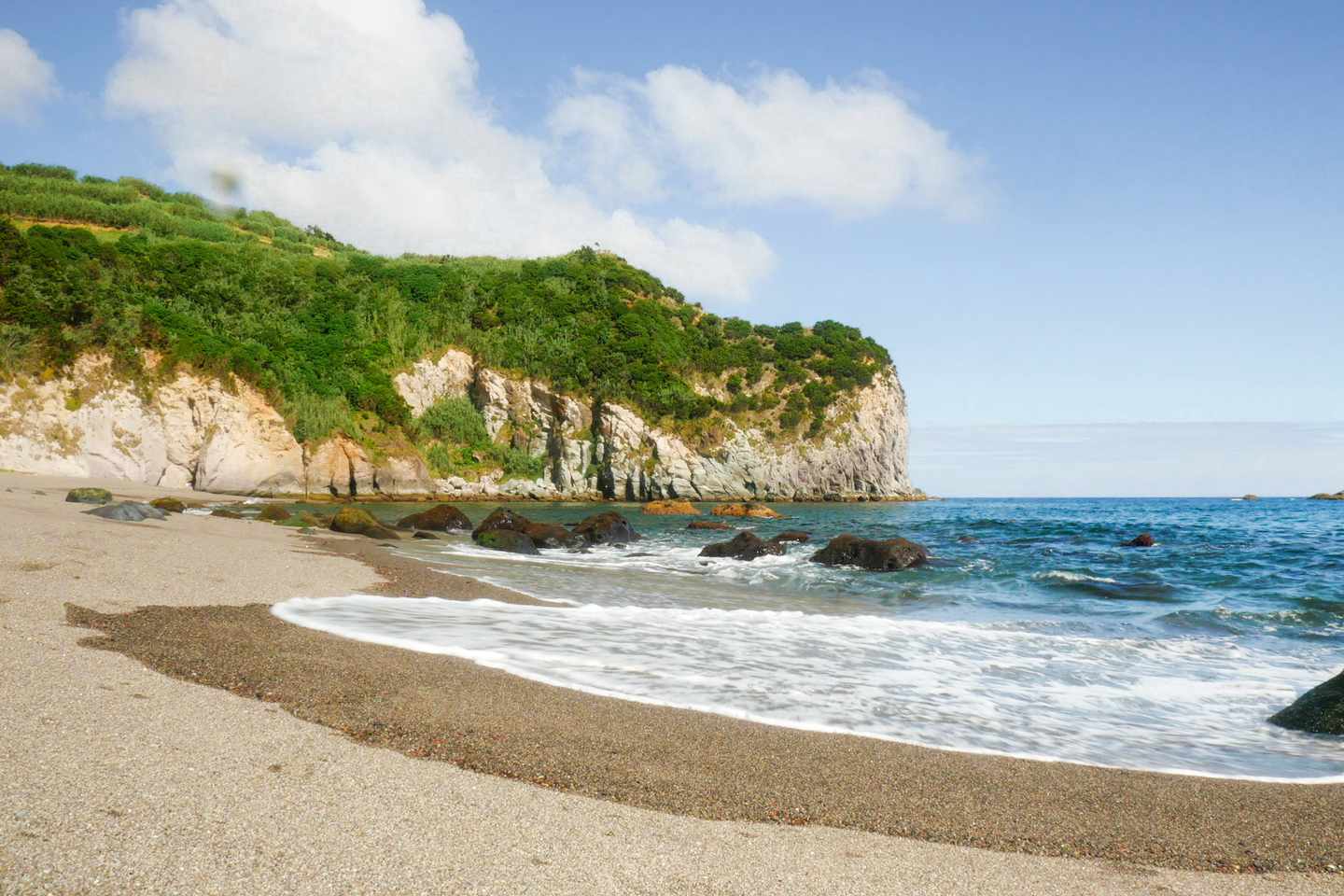 portugal-azoren-santa-maria-praia-formosa-bucht-strand-g-2271608709.jpg