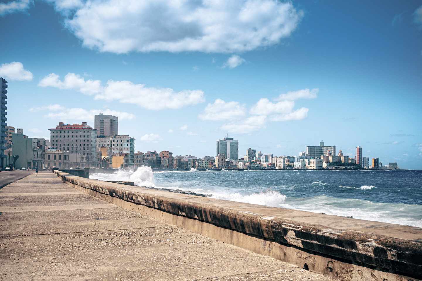 kuba-havanna-malecon-mit-brandung-g-678531224.jpg