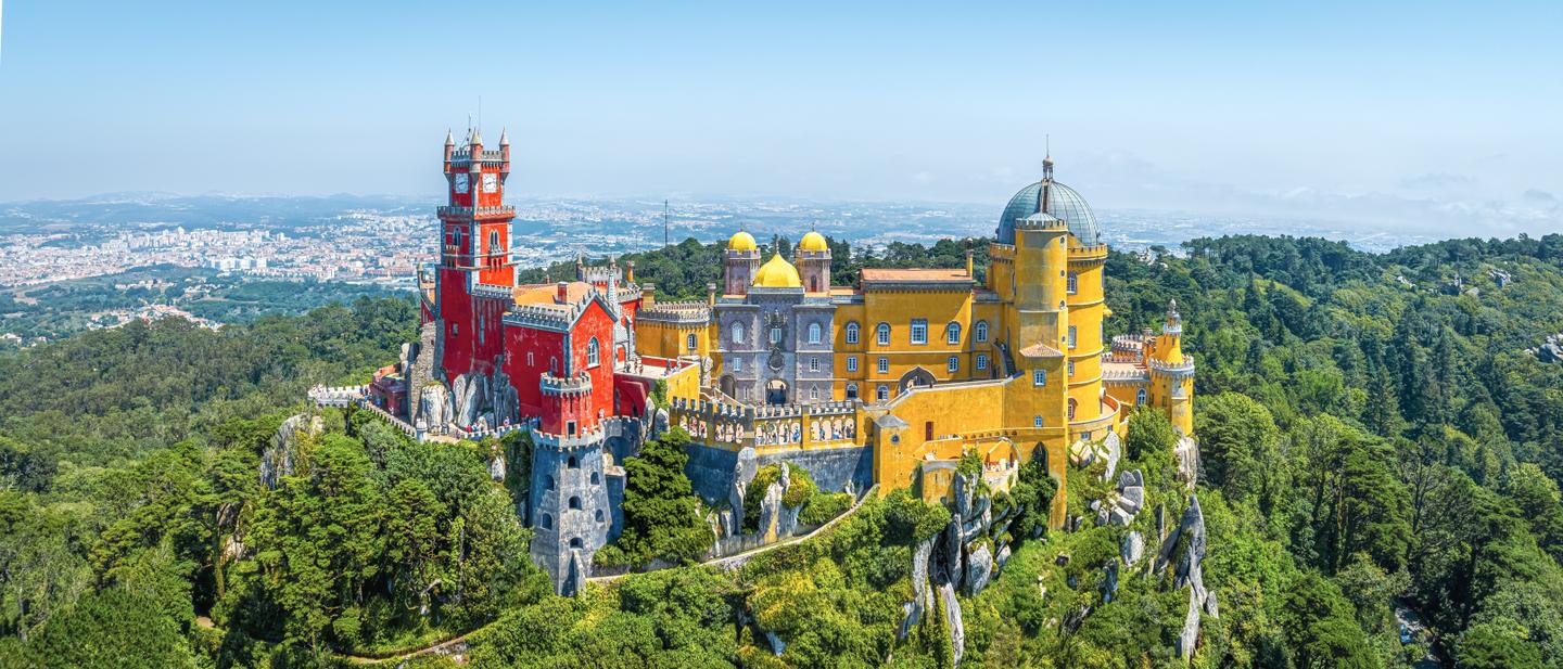 portugal-sintra-palacio-da-pena-schloss-tuerme-aussicht-berge-s-932501657.jpg