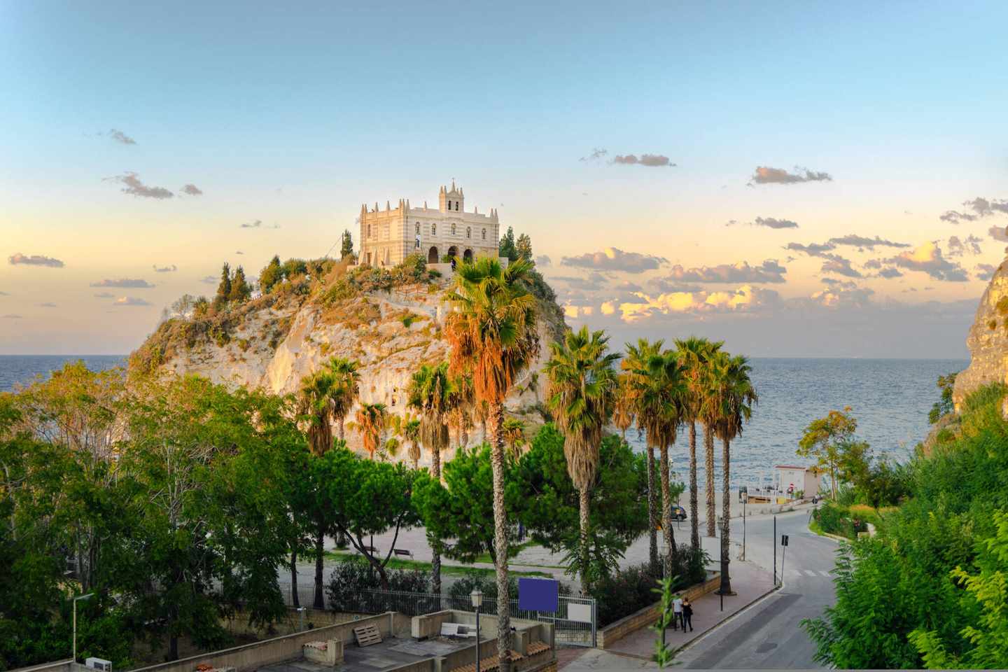 italien-hero-roadtrip-blick-auf-die-walfahrtskirche-st-marien-dell-isola-di-tropea-g-1197705935.jpg