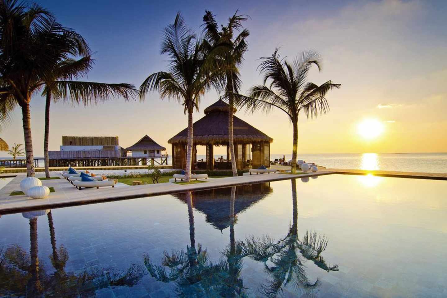 malediven-sonnenuntergang-und-aufgang-poollandschaft-bei-sonnenuntergang-des-hotels-ozon-reservce-bolifushi-DER_MLE10011-IO_S22_9.jpg