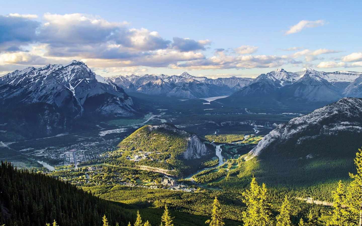 kanada-alberta-banff-nationalpark-sulphur-mountain-blick-auf-banff-g-486796266.jpg