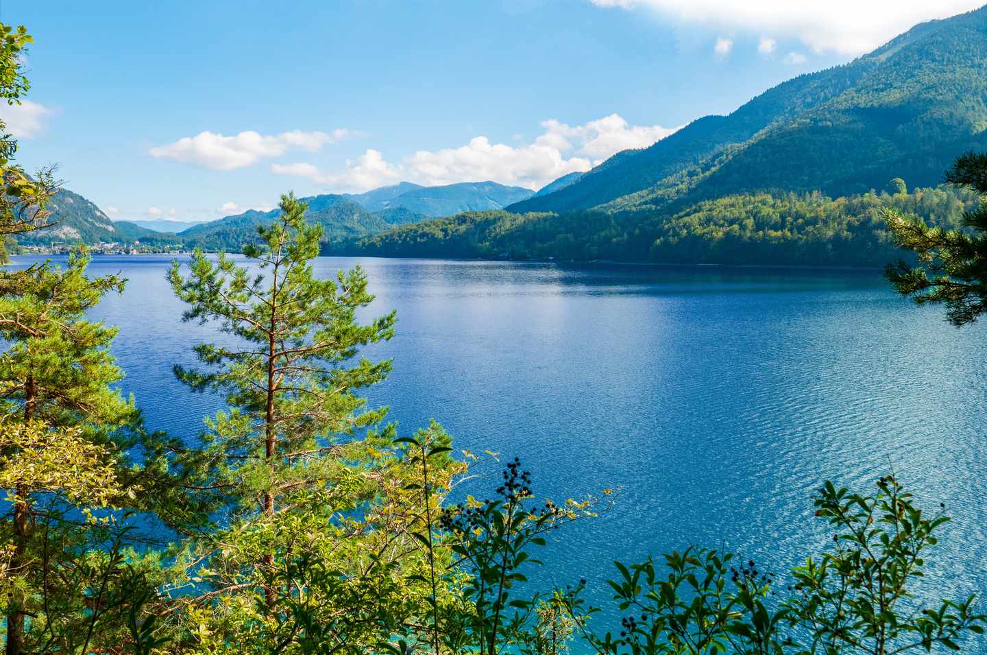 oesterreich-oberoesterreich-salzburger-land-salzkammergut-fuschlsee-ausblick-auf-den-see-g-1271603595.jpg