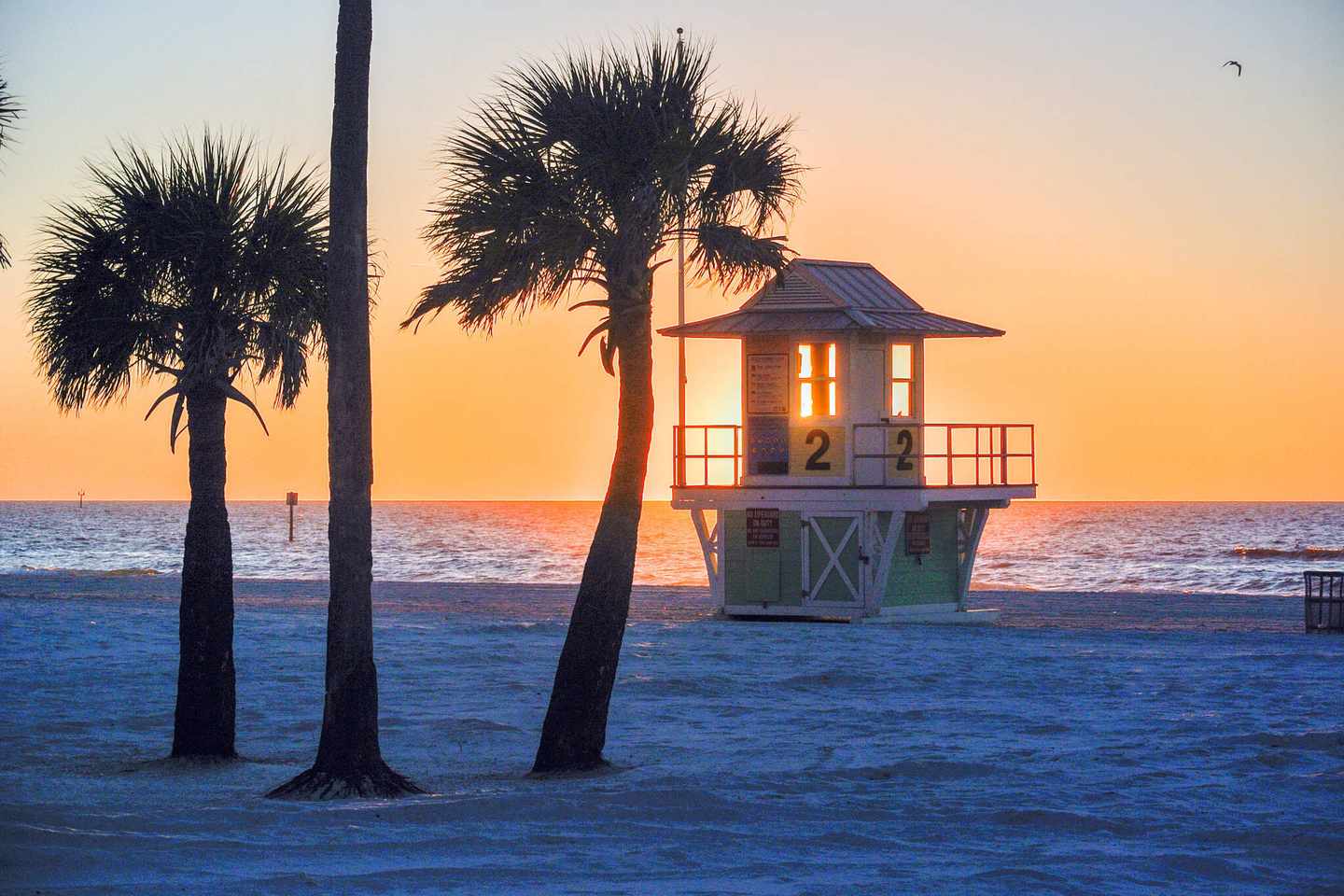 usa-florida-rettungsschwimmerhuette-beim-clearwater-beach-im-sonnenuntergang-g-629805488.jpg