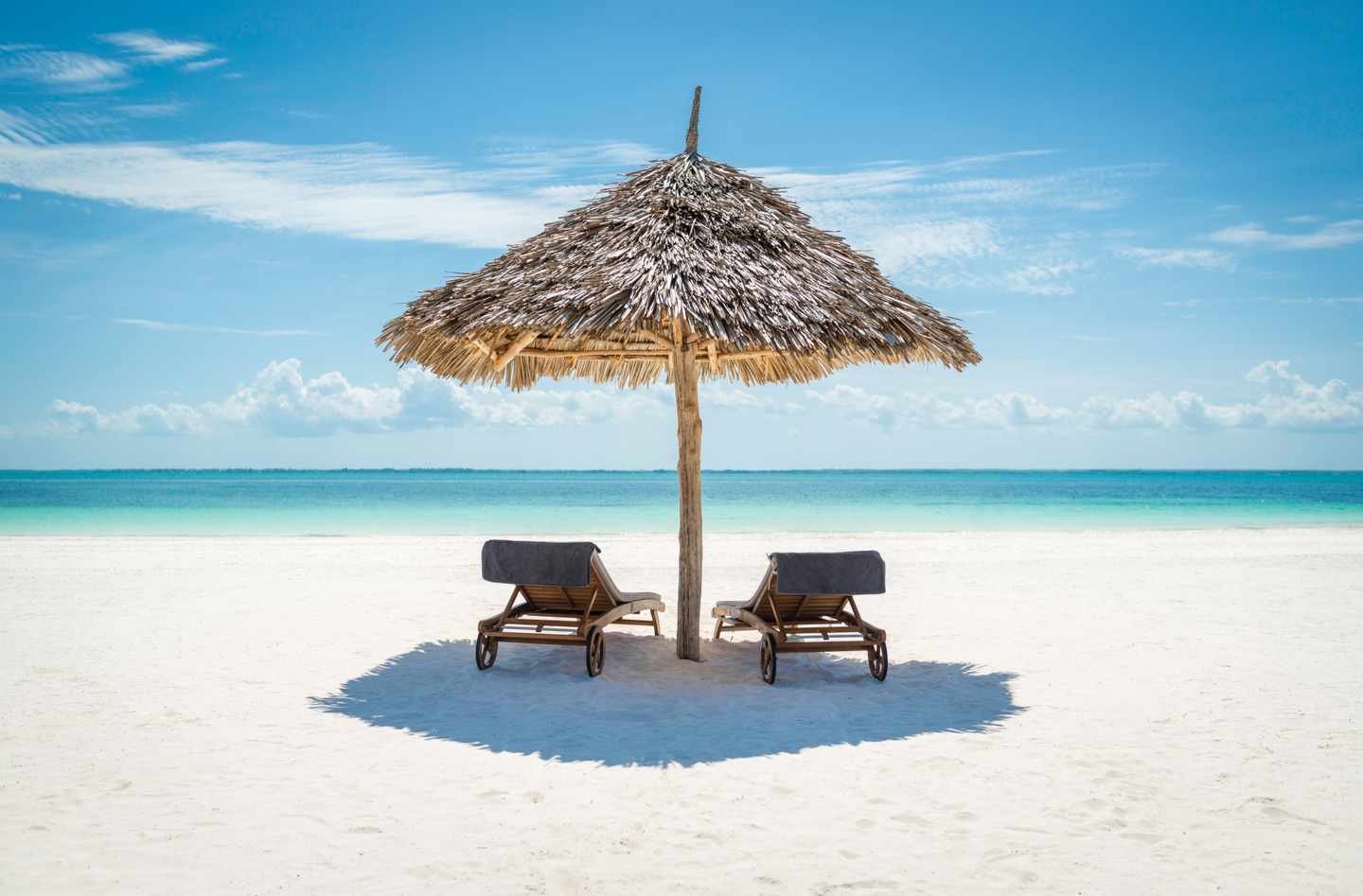 tansania-sansibar-weisser-sandstrand-sonnenliegen-g-466788612.jpg