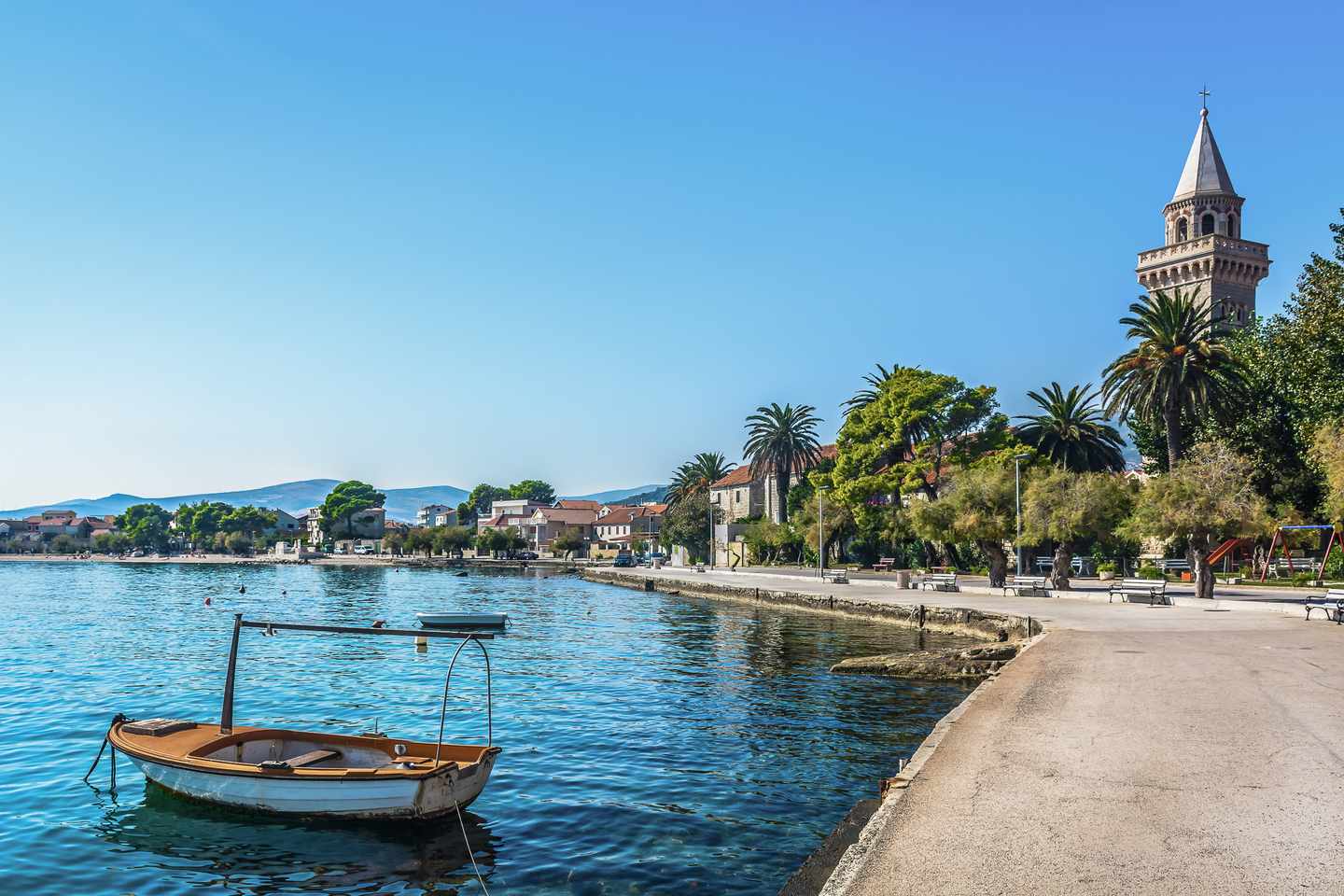 kroatien-dalmatien-kastela-uferpromenade-g-657533874.jpg
