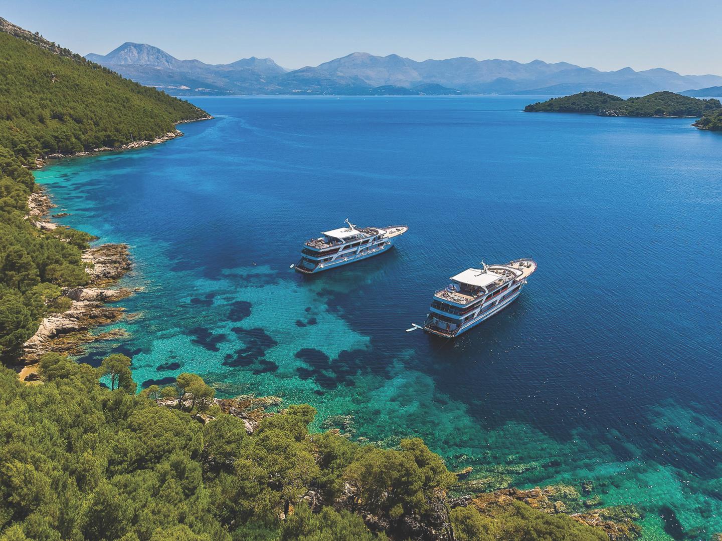 Kreuzfahrtschiffe auf dem Wasser in Kroatien