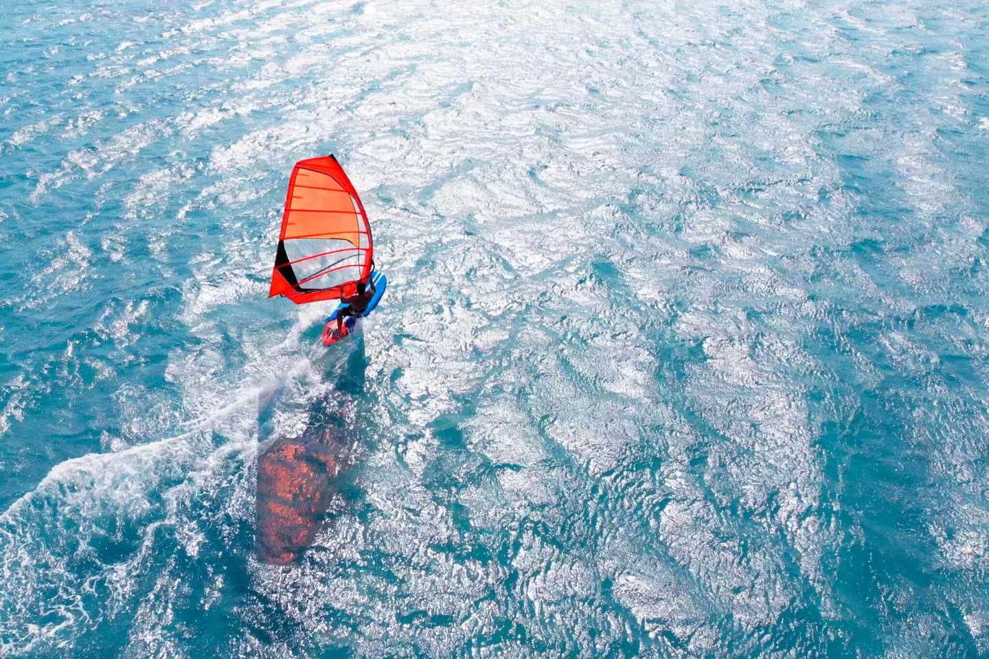 bltd369c0aacdd57a67-tuerkei-tuerkische-aegaeis-luftaufnahme-eines-windsurfens-auf-dem-meer-g-1275778921.jpg Windsurfer auf dem offenen Meer