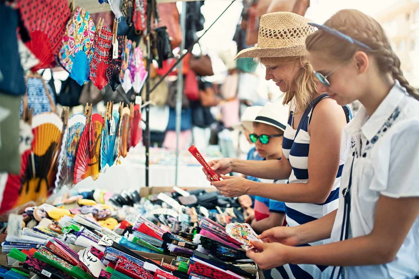 spanien-mallorca-maerkte-familie-steht-vor-marktstand-g-1139636928.jpg