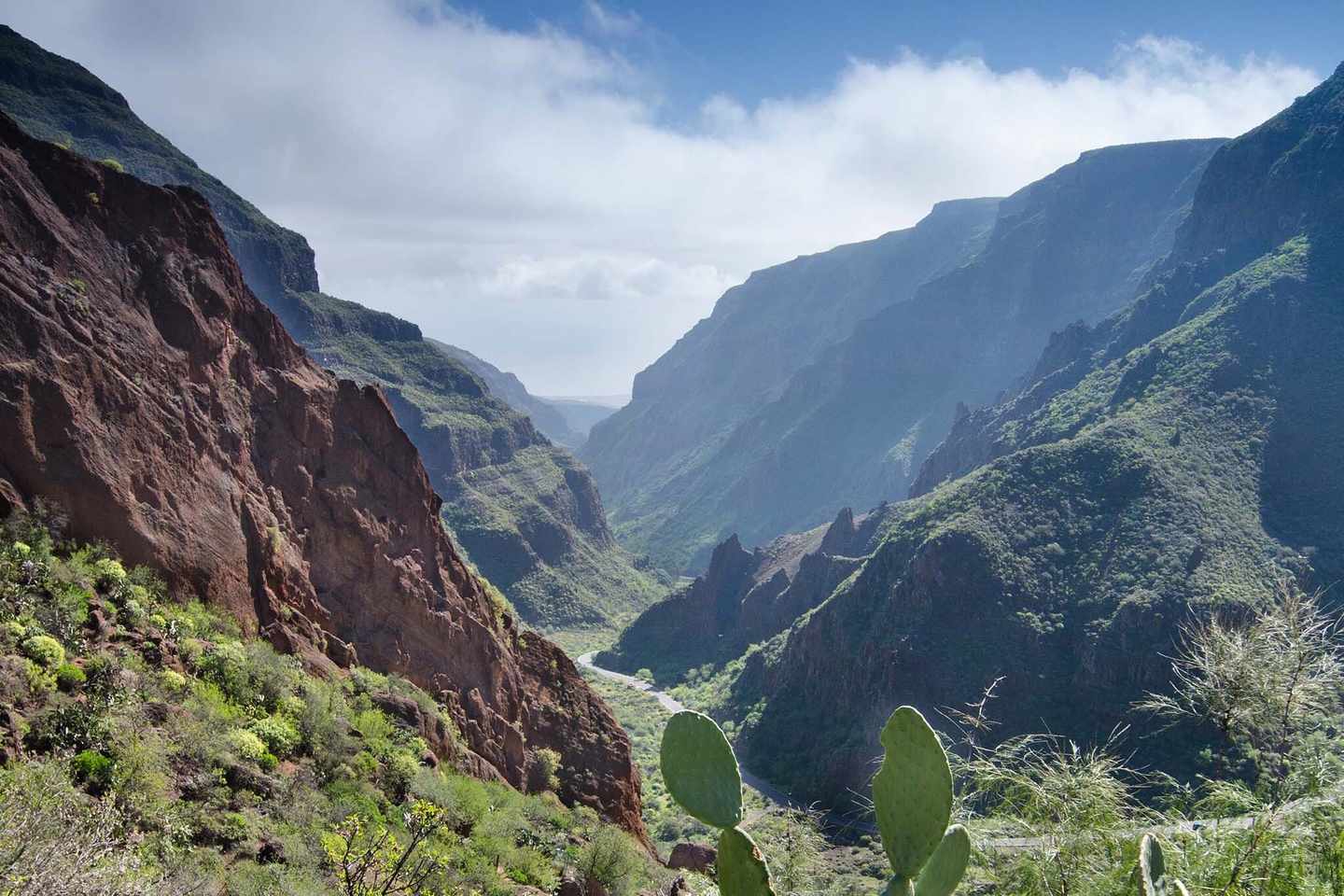 spanien-gran-canaria-barranco-de-guayadeque-berge-g-1132471987.jpg