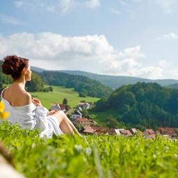 frau-wiese-thueringer-wald-wellnessurlaub-p-I48436_E-11266541.jpg