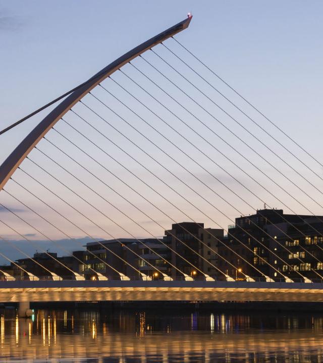 Städtereisen Dublin Samuel Beckett Bridge in Dublin bei Sonnenuntergang