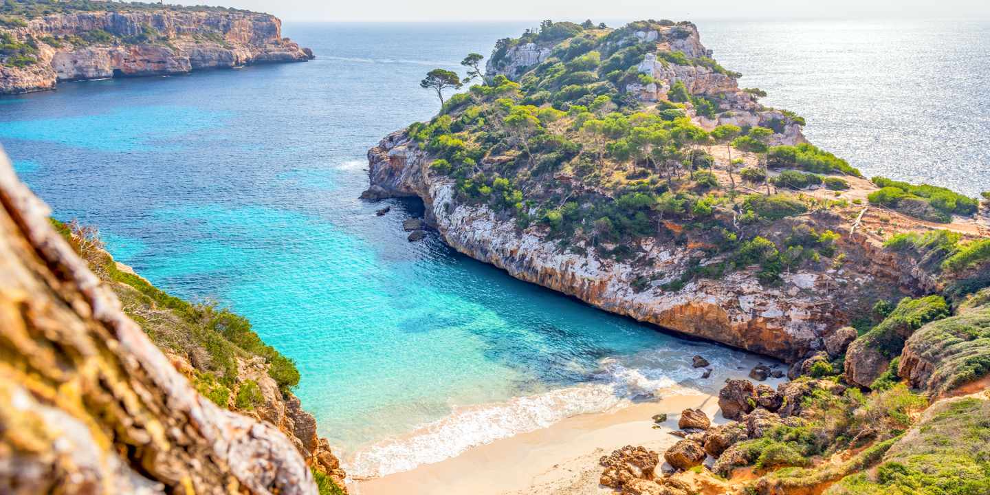 spanien-balearen-mallorca-cala-des-moro-bucht-sandstrand-tuerkises-wasser-felskueste-g-664991466.jpg