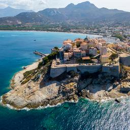 korsika-panorama-luftaufnahme-calvi-g-874522516.jpg