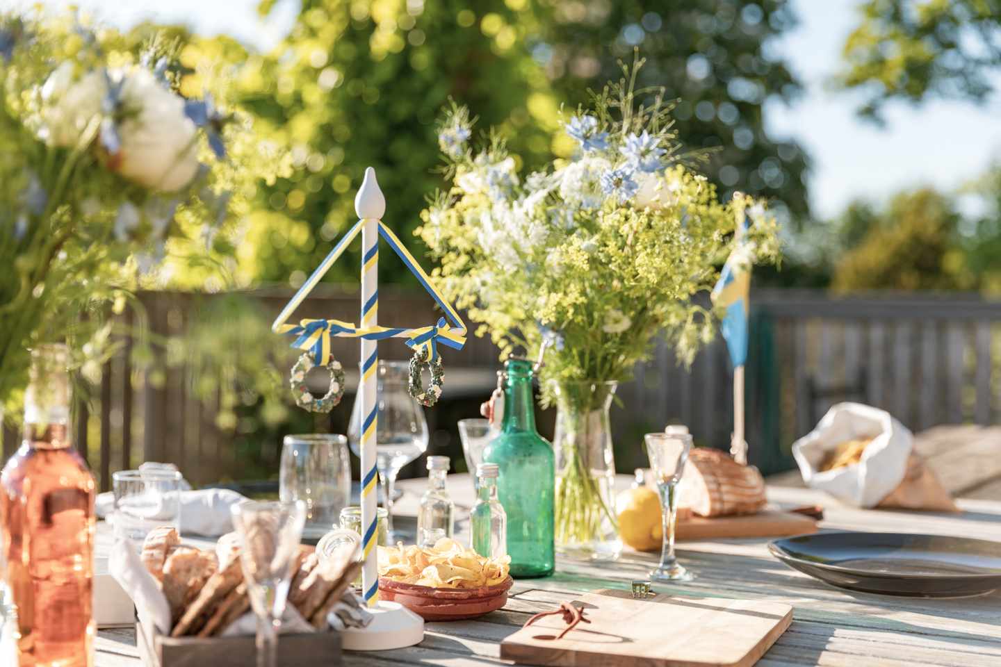schweden-mittsommer-mittagessen-im-freien-g-1234532803.jpg
