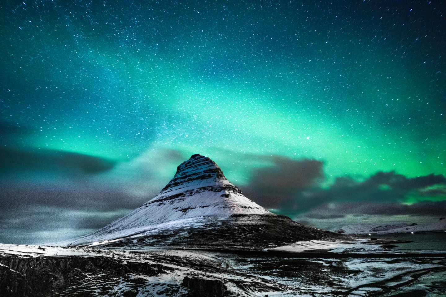 island-berg-kirkjufell-mit-polarlichtern-g-1275857274.jpg